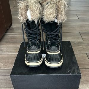 Black and white Sorel Joan of Arctic waterproof boots size 7.5